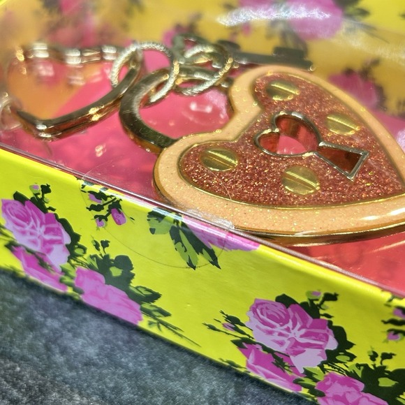 Vtg Betsey Johnson Y2K Pink Glitter Enamel Heart Lock Gold Tone Key Fob NEW - Picture 6 of 9
